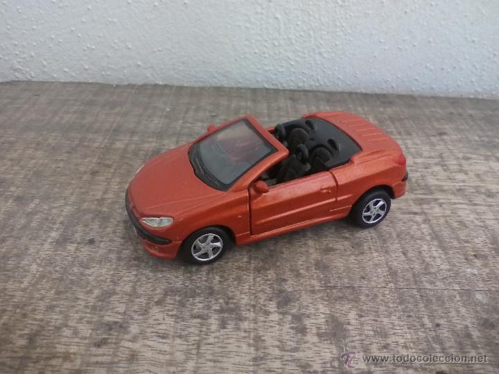 Coches a escala: Coche de tracci&oacute;n Peugeot 206 cc Maisto. Coup&eacute;, cabrio. Scale 1/38.