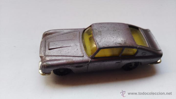 Auto in scala: coche antiguo marca husky aston martin