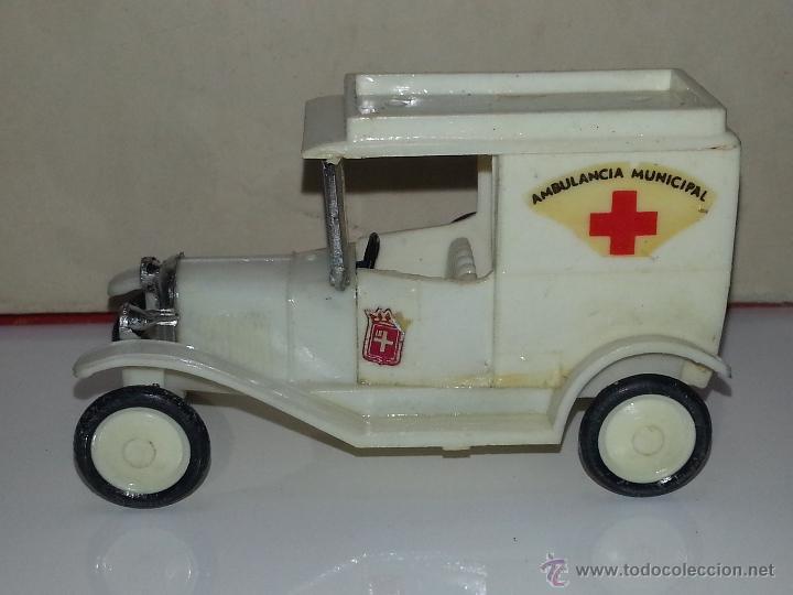 Coches a escala: GUISVAL : ANTIGUA AMBULANCIA MUNICIPAL CITROEN DE 1923 EN PLASTICO , BUEN ESTADO
