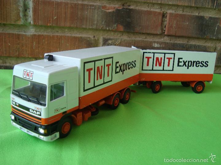 Auto in scala: CAMION DAF XF 95 TRANSPORTES TNT DE LION CAR LION TOYS 1,50