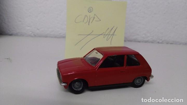 Coches a escala: coche antiguo peugeot 104 solido