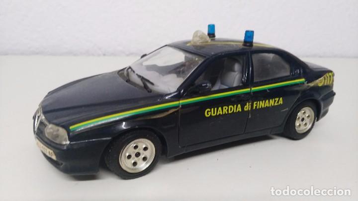 Coches a escala: antiguo coche alfa romeo burago policia italiana guardia di finanza