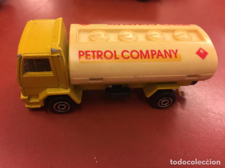 Coches a escala: camion cisterna FORD - con cuba PETROL Co, MAJORETTE Esc. 1:100, metalico y tapa de la cuba plastico