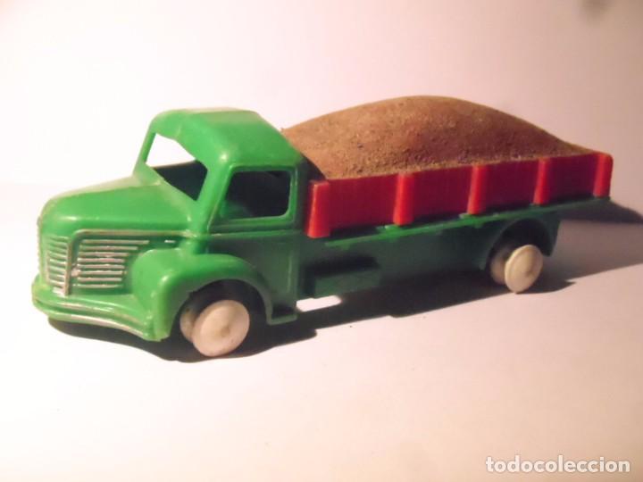 Coches a escala: juguete camion antiguo con sistema