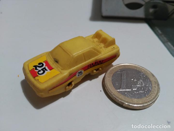 Coches a escala: COCHE BMW 25 DE PLASTICO SCALA APROX 1/64 2 RUEDAS TIPO RODILLOS MUY CURIOSO