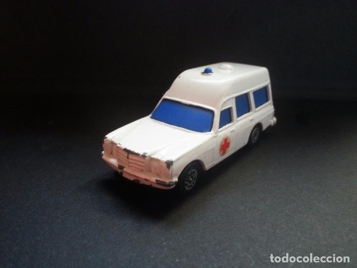 Carros em escala: GORGI - MERCEDES BENZ 2200 - BINZ AMBULANCIA -ESC.1/64 - ENVI&Oacute; GRATIS