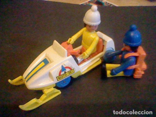 Coches a escala: motonieve moto sky  antiguos chiquival con 2 alpinistas esquiadores Guisval made spain