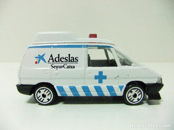 Coches a escala: RENAULT ESPACE TSE ADESLAS SEGURCAIXA - GUISVAL ESCALA 1:64 APROX AMBULANCIA LOGO LA CAIXA FURGONETA