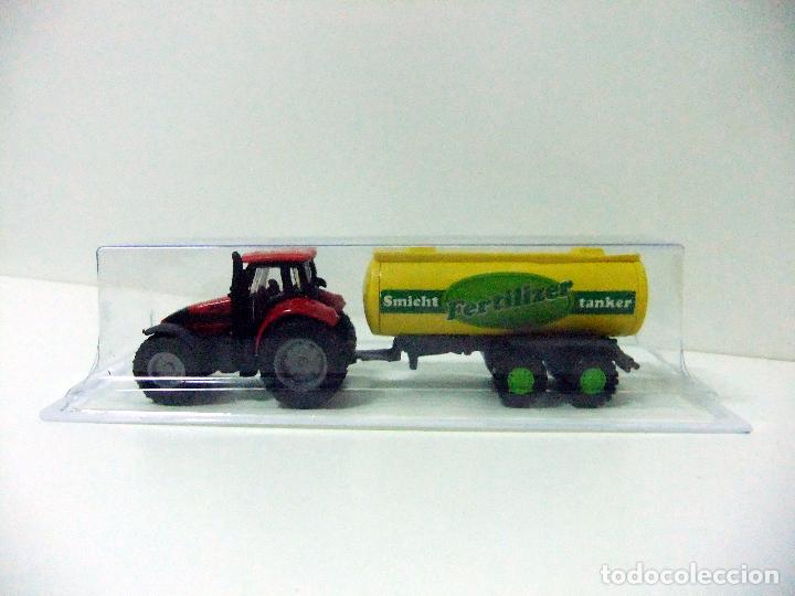 Coches a escala: TRACTOR AGR&Iacute;COLA DEUTZ FAHR AGROTRON 265 ROJO CON CISTERNA SMICHT - GUISVAL ESCALA 1:67