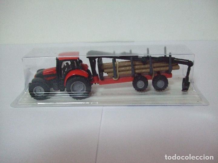Coches a escala: TRACTOR AGR&Iacute;COLA DEUTZ FAHR AGROTRON 265 ROJO CON REMOLQUE DE TRONCOS - GUISVAL ESCALA 1:67