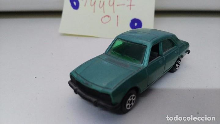 Coches a escala: antiguuo coche peugeot 504 pilen