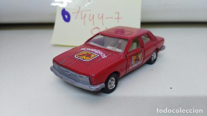 Coches a escala: antiguo coche ford taurus de bomberos de mira