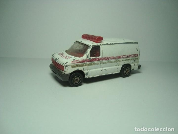 Coches a escala: FURGONETA FORD ECONOLINE AMBULANCIA DE MAJORETTE 1,64