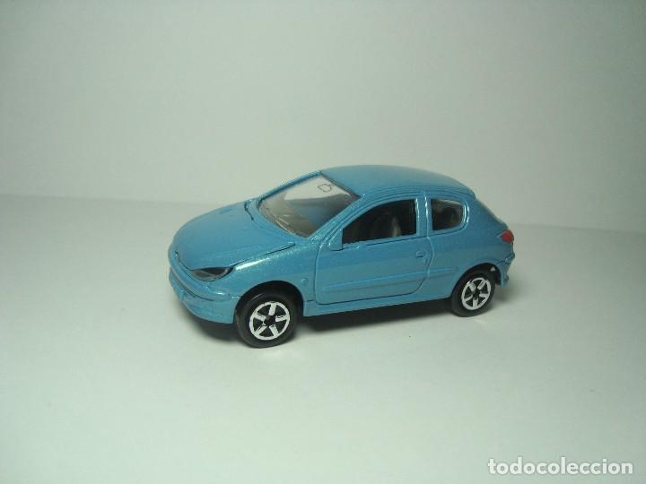 Coches a escala: PEUGEOT 206 DE MAJORETTE 1,64 - Foto 2