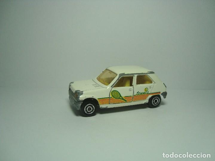 Coches a escala: RENAULT 5 TENNIS 5 PUERTAS DE MAJORETTE 1,64
