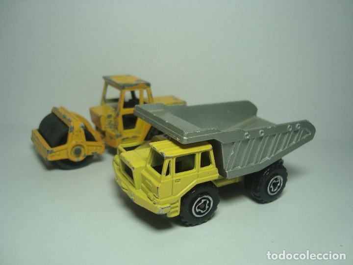 Coches a escala: LOTE DE COCHES CAMIONES OBRAS PUBLICAS DUMPER VOLQUETE Y APISONADORA DE MAJORETTE 1,64