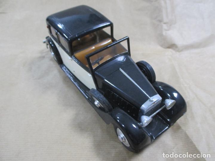 Coches a escala: ANTIGUO COCHE DE PL&Aacute;STICO. 21 CM. ESTILO INGL&Eacute;S. - Foto 1