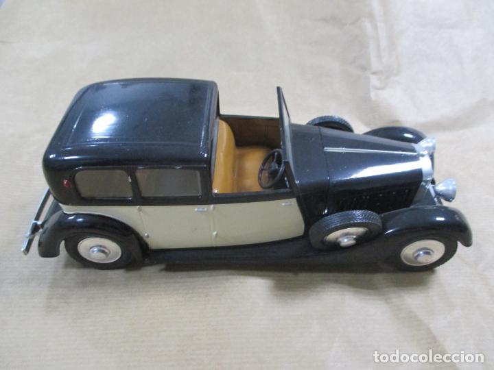 Coches a escala: ANTIGUO COCHE DE PL&Aacute;STICO. 21 CM. ESTILO INGL&Eacute;S. - Foto 2