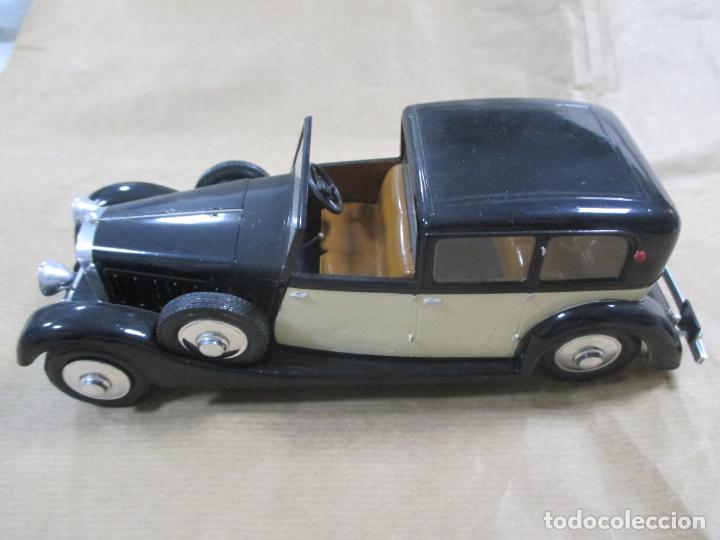 Coches a escala: ANTIGUO COCHE DE PL&Aacute;STICO. 21 CM. ESTILO INGL&Eacute;S. - Foto 4