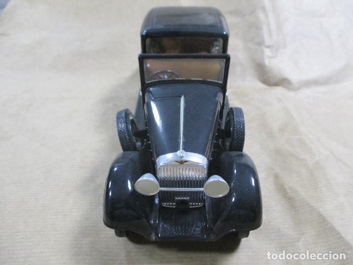 Coches a escala: ANTIGUO COCHE DE PL&Aacute;STICO. 21 CM. ESTILO INGL&Eacute;S. - Foto 5