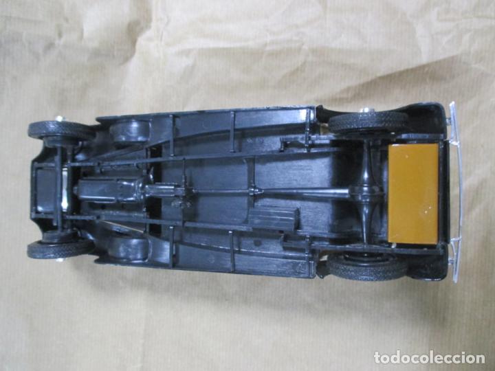 Coches a escala: ANTIGUO COCHE DE PL&Aacute;STICO. 21 CM. ESTILO INGL&Eacute;S. - Foto 6