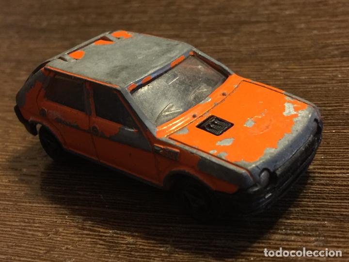 Coches a escala: Antiguo coche metalico FIAT RITMO a escala 1/53 de Majorette