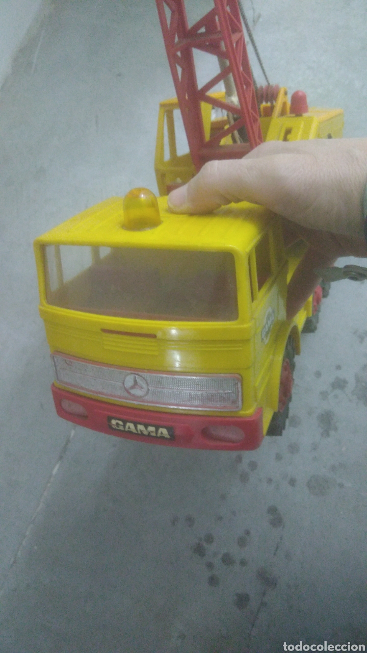 Coches a escala: MERCEDES MARCA GAMA. BIEN CONSERVADO. OXIDO EN LA PALA DE LA GRUA. FUNCIONA LA GRUA.