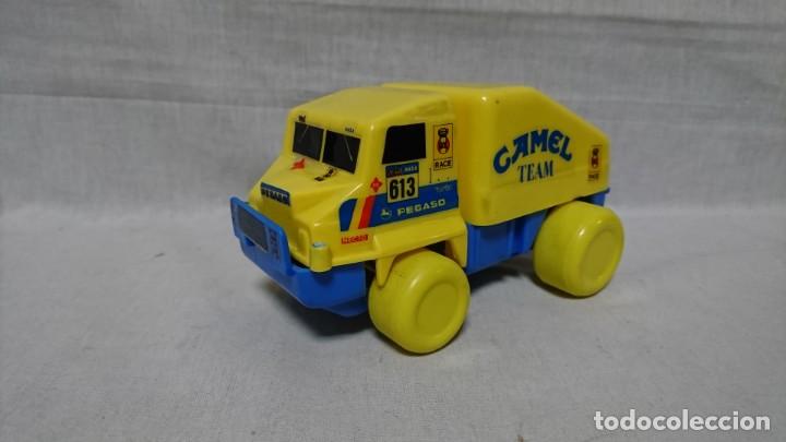 Coches a escala: CAMI&Oacute;N CAMEL TEAM PEGASO, MARCA ELIMBER, 15 CM. - Foto 1