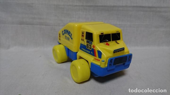 Coches a escala: CAMI&Oacute;N CAMEL TEAM PEGASO, MARCA ELIMBER, 15 CM. - Foto 2