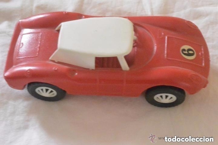 Coches a escala: COCHE B&Oacute;LIDO FERRARI PL&Aacute;STICO SOPLADO PRIMEROS PL&Aacute;STICOS A&Ntilde;OS 50