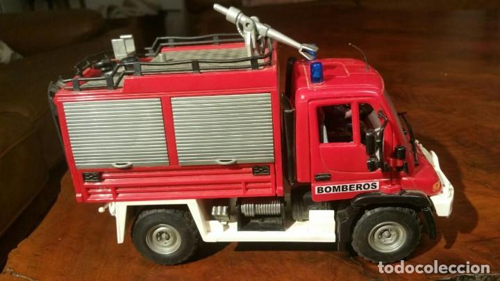 Coches a escala: CAMI&Oacute;N MERCEDES DE BOMBEROS 2004 - Foto 3