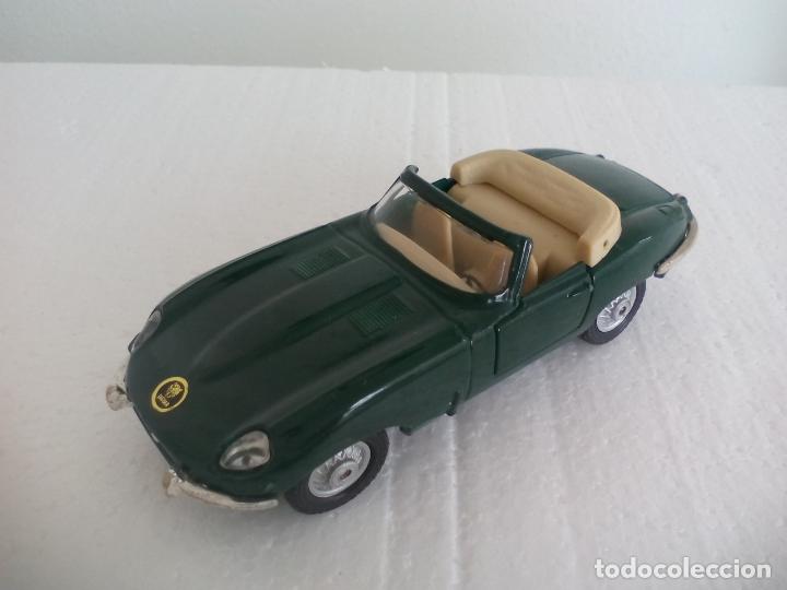 Coches a escala: JAGUAR E CABRIOLET MAISTO. . ESCALA 1/38.