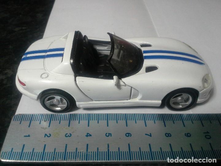 Coches a escala: dodge viper rt/10 blanco de maisto escala 1/39 china . coche