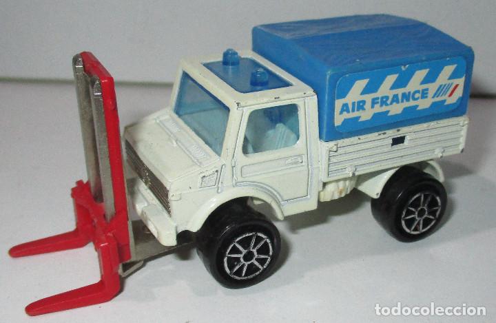 Coches a escala: coche met&aacute;lico UNIMOG AIR FRANCE Majorette esc. 1/82, a&ntilde;os 70-80