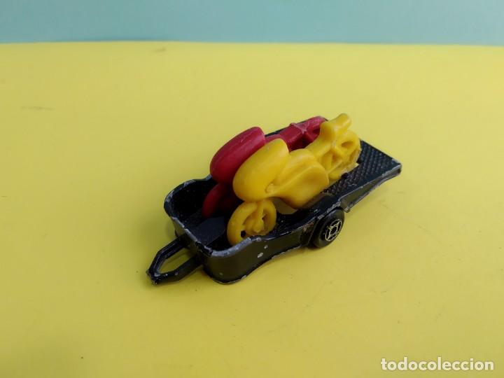 Coches a escala: ANTIGUO COCHE DE MAJORETTE  CARRO CON  MOTOS