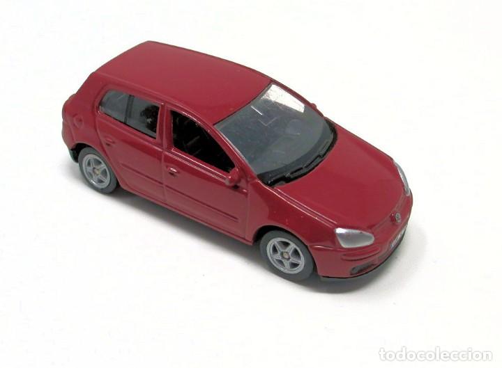 Coches a escala: Volkswagen Golf V de Welly - Mide 7 cm de largo.
