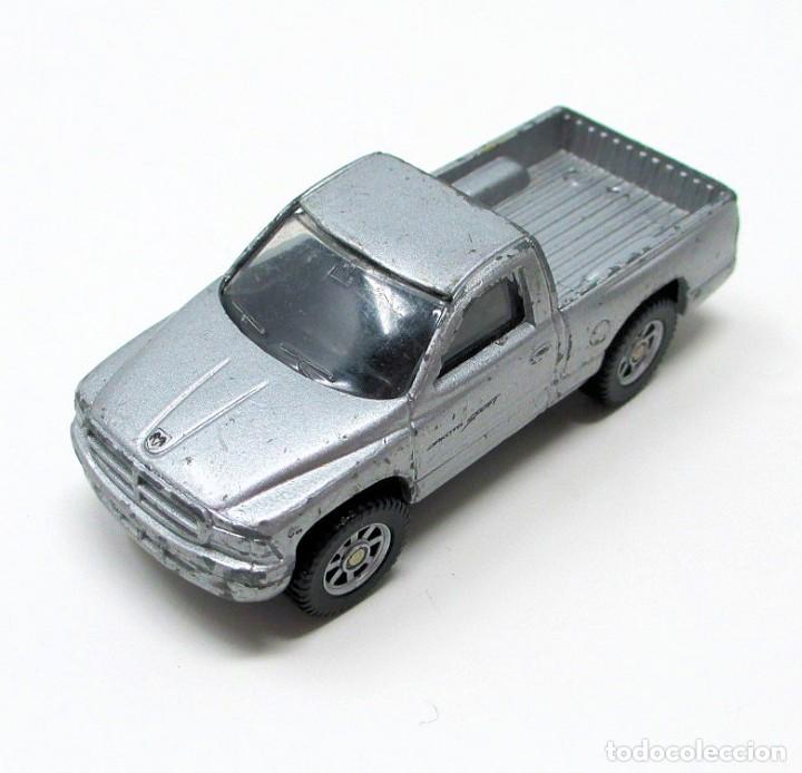 Coches a escala: Dodge Dakota Pick Up Todoterreno de Maisto. Mide 7,5 cm de largo.