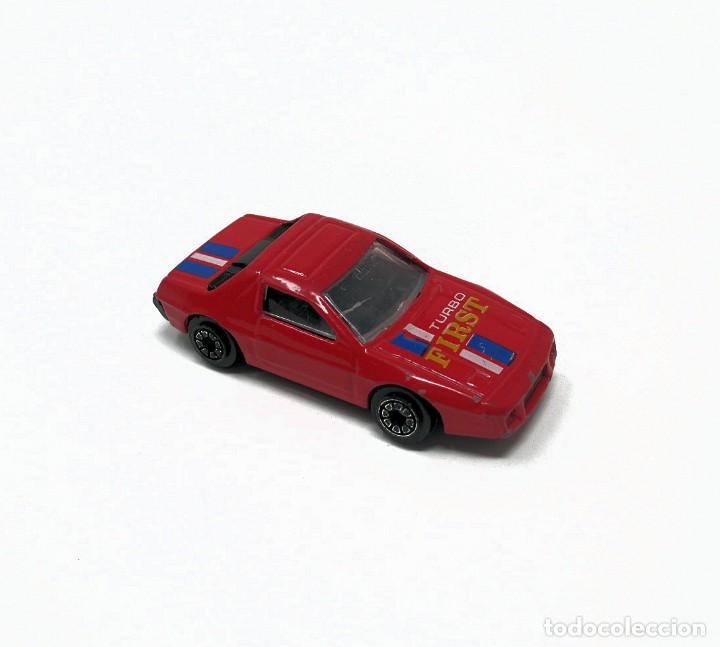 Coches a escala: Pontiac Fiero GT de Welly. Mide 6,5 cm de largo.
