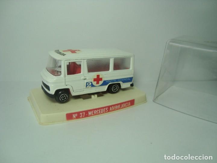 Coches a escala: FURGONETA MERCEDES BENZ L 406 D AMBULANCIA DE GUISVAL CAMPEON 1,64 NUEVA EN SU CAJA
