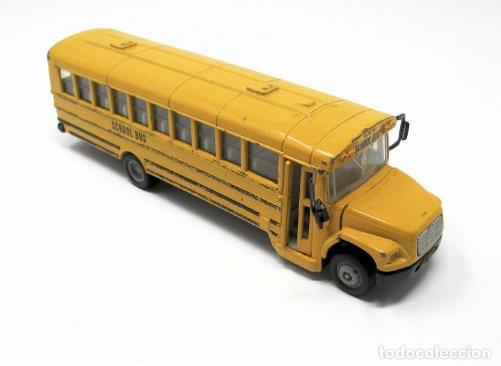 Coches a escala: School bus de Siku. Escala 1/55.