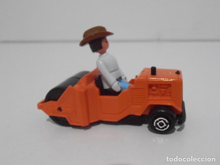 Coches a escala: APISONADORA CON GRANJERO, CHIQUIVAL, CHIQUICERILLAS, MINIATURAS GUISVAL, MADE IN SPAIN