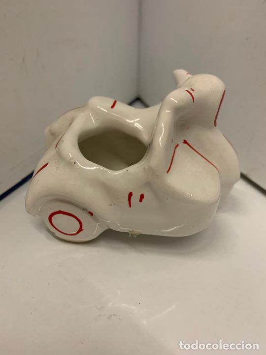 Coches a escala: Curiosa MOTO con SIDECAR en porcelana o ceramica. mide 9x5cms y 6cms de altura. Ver fotos..