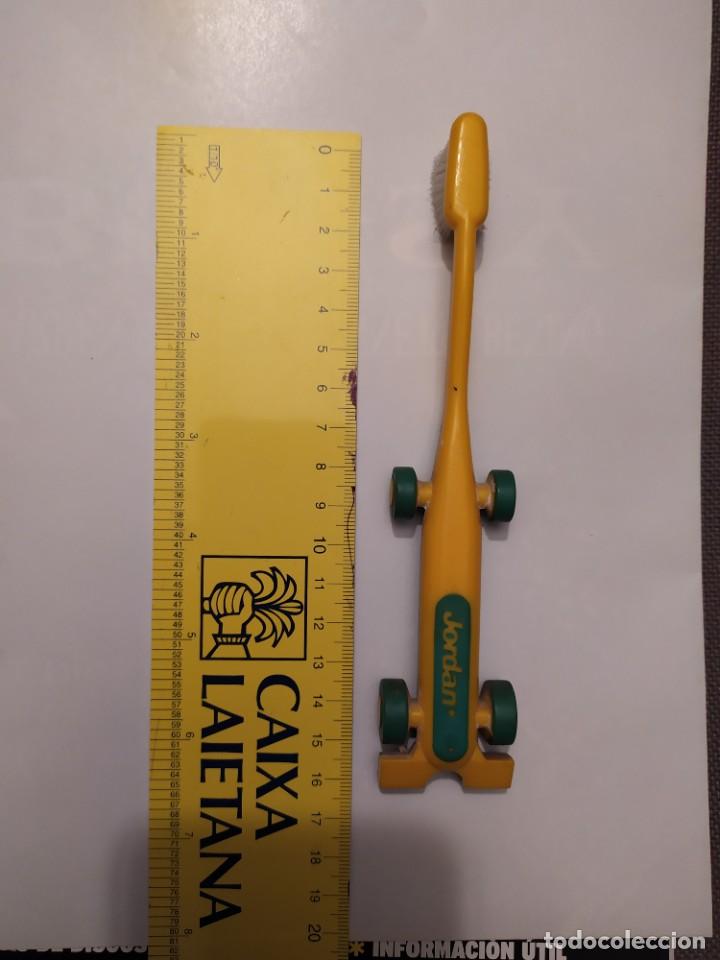 Coches a escala: CEPILLO DE DIENTES CON FORMA DE COCHE EQUIPO JORDAN DE FORMULA 1. APROX. A&Ntilde;OS 90.