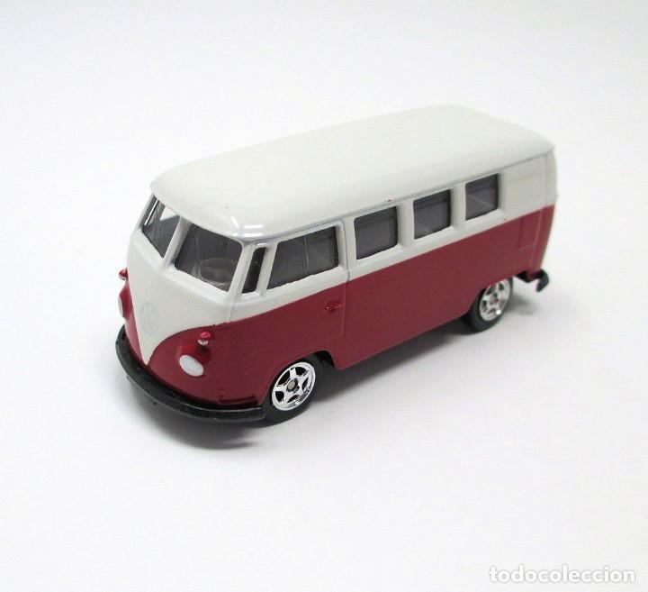 Coches a escala: Volkswagen T1 Bus de 1963 de Welly, mide 7,5 cm de largo.