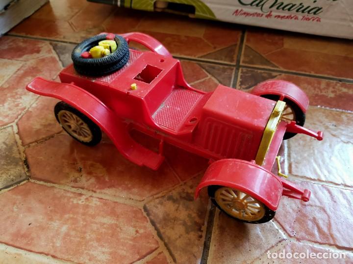 Coches a escala: Antiguo coche de juguete pl&aacute;stico a restaurar Darracq Hecho en Itaila