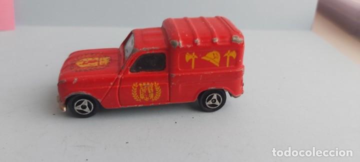 Coches a escala: ANTIGUO COCHE DE LA MARCA MAJORETTE RENAUL 4 BOMBEROS