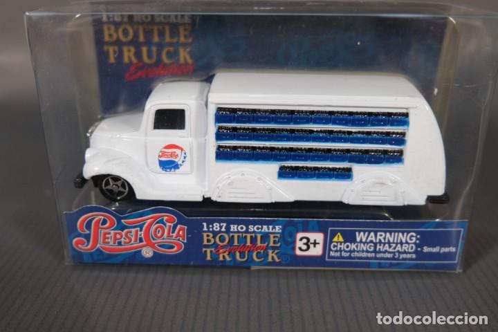 Coches a escala: Cami&oacute;n Pepsi Cola 1:87 Bottle Evolution Truck. - Foto 3