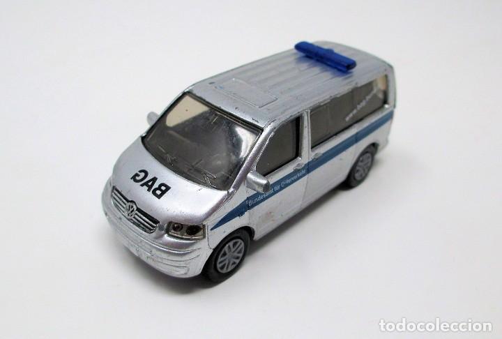 Coches a escala: Furgoneta Volkswagen Transporter BAG de Siku de 8 cm de largo. Ref. 1070-1338