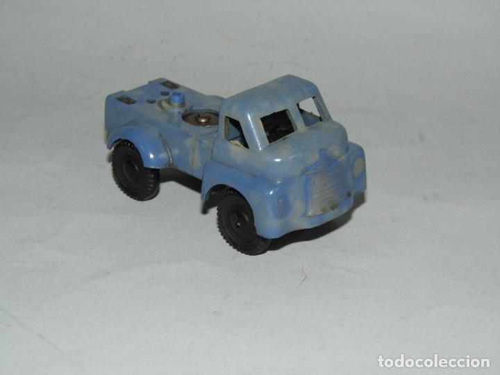 Coches a escala: Antiguo Cami&oacute;n a Cuerda de Pl&aacute;stico R&iacute;gido y Metal - A&ntilde;o 1950s.