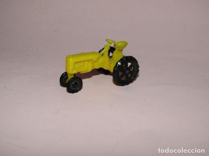 Coches a escala: Antiguo Tractor de Pl&aacute;stico R&iacute;gido Cristalino - A&ntilde;o 1950-60s.